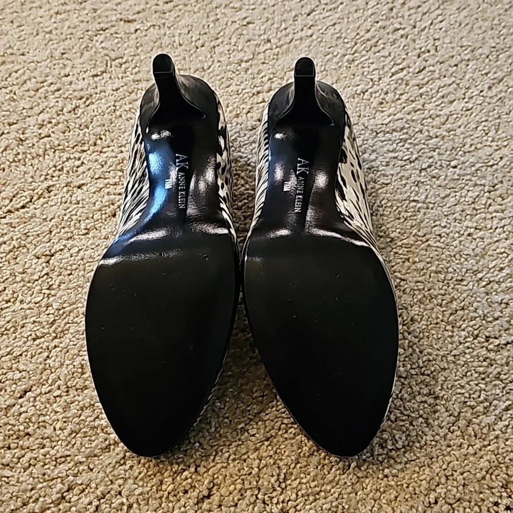 AK Anne Klein Black and Cream Size 7.5 - Picture 4 of 4